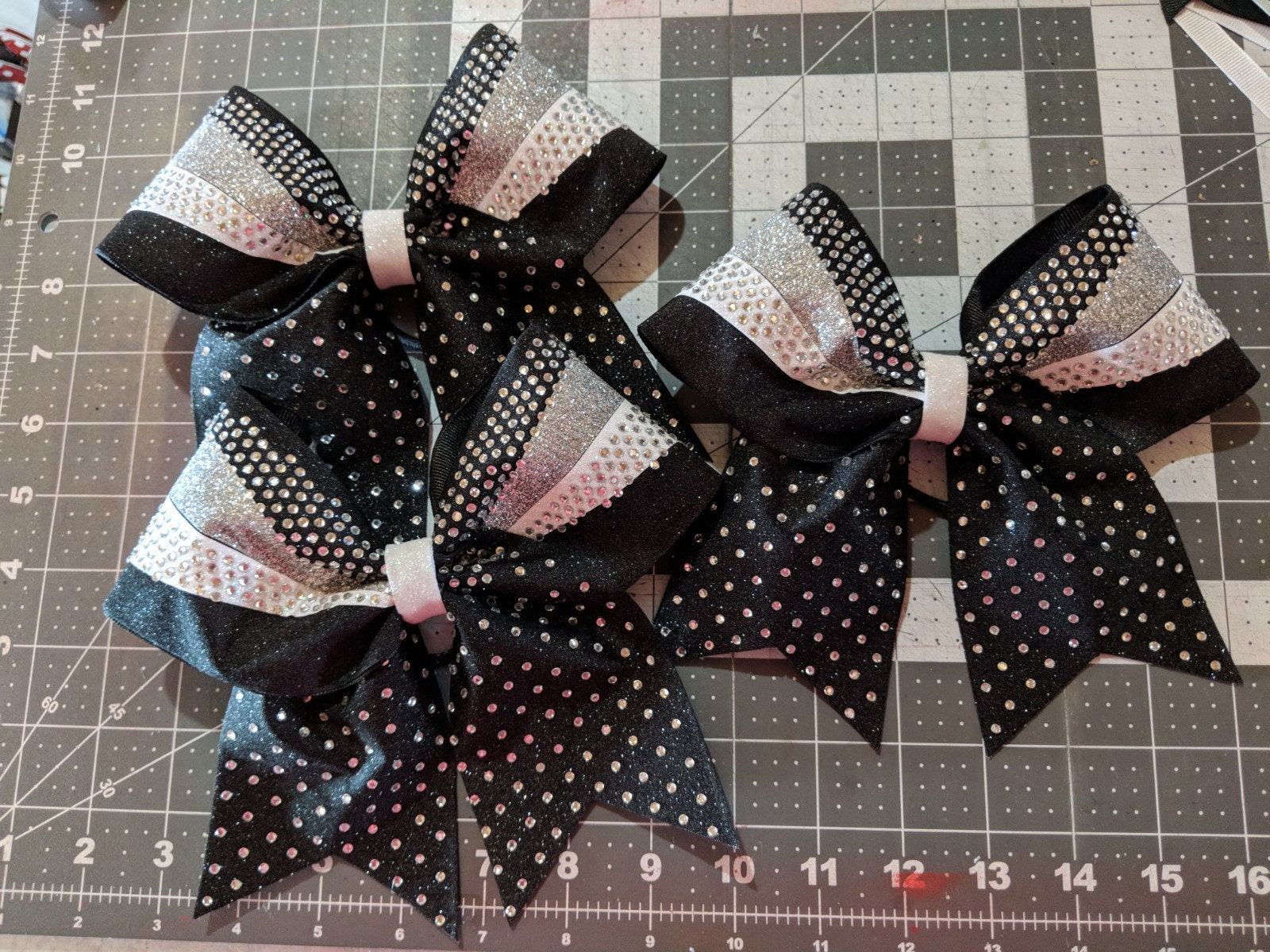 Sie Wählen Glitzerfarben/Glitzer & Strass Custom Design Cheer Bow Sie Wählen Glitzerfarben/Glitzer & Strass Custom Design Cheer Bow von LisasCheerBows