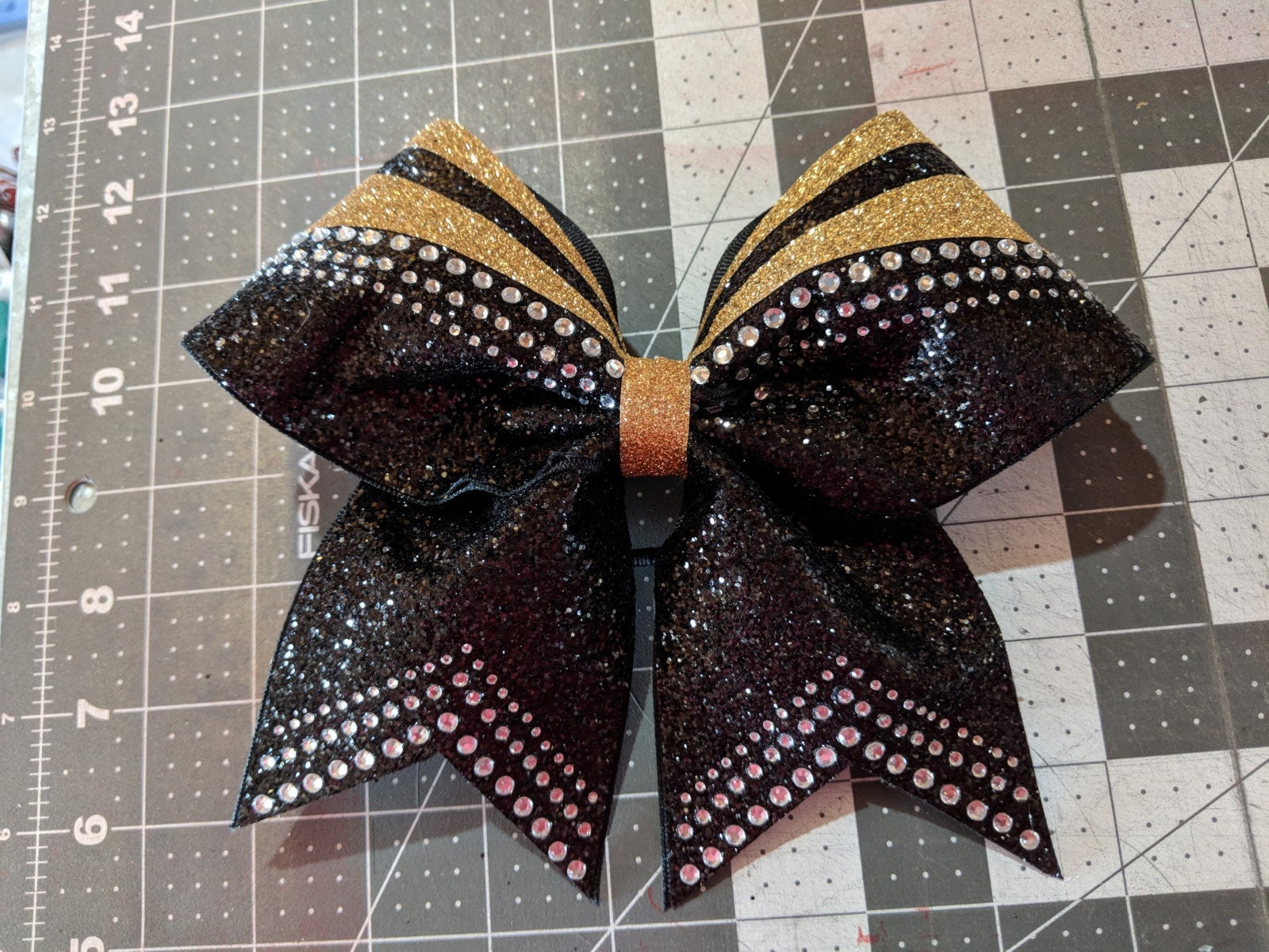 Sie Wählen Glitzerfarben/Glitzer & Strass Custom Design Cheer Bow Sie Wählen Glitzerfarben/Glitzer & Strass Custom Design Cheer Bow von LisasCheerBows