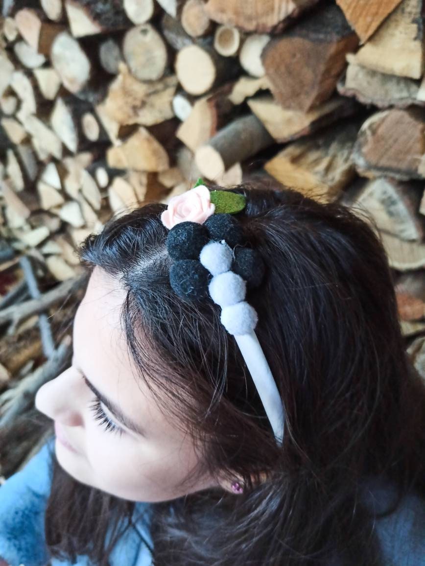 Handgefertigtes Stirnband Für Mädchen. Handgenähter Stoff. Personalisiertes Und Einzigartiges Aus Recycelten Materialien Handgefertigtes Stirnband Für Mädchen. Handgenähter Stoff. Personalisiertes Und Einzigartiges Aus Recycelten Materialien von LisasFairy