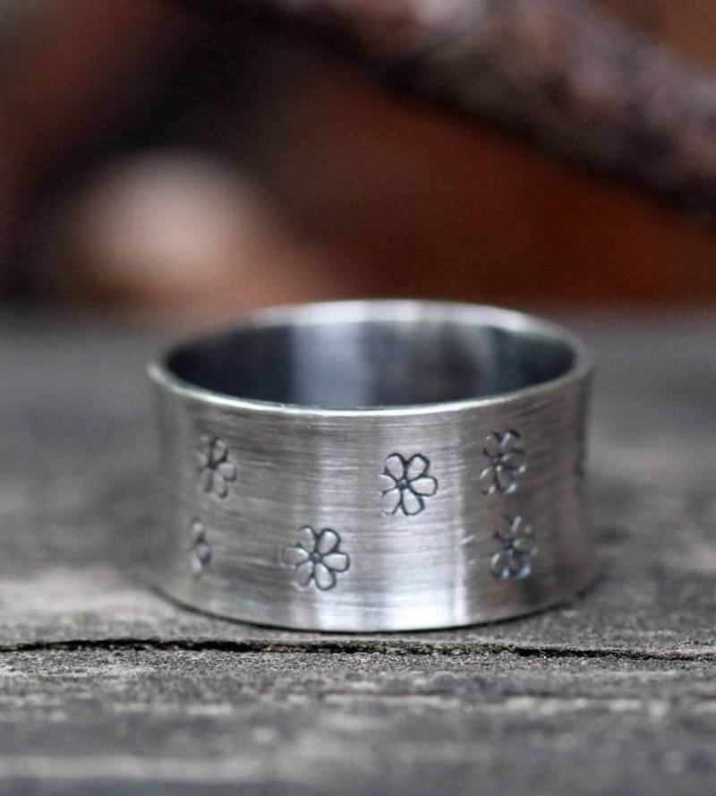 Gänseblümchen Gestempelt Sterling Silber Breitbandring - 11 Mm von LisasLoveliesJewelry