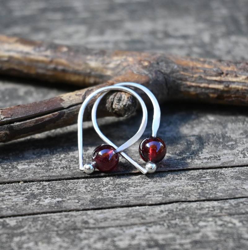 Granat Sterling Silber Ohrringe Zierliche Offene Hoop Design von LisasLoveliesJewelry