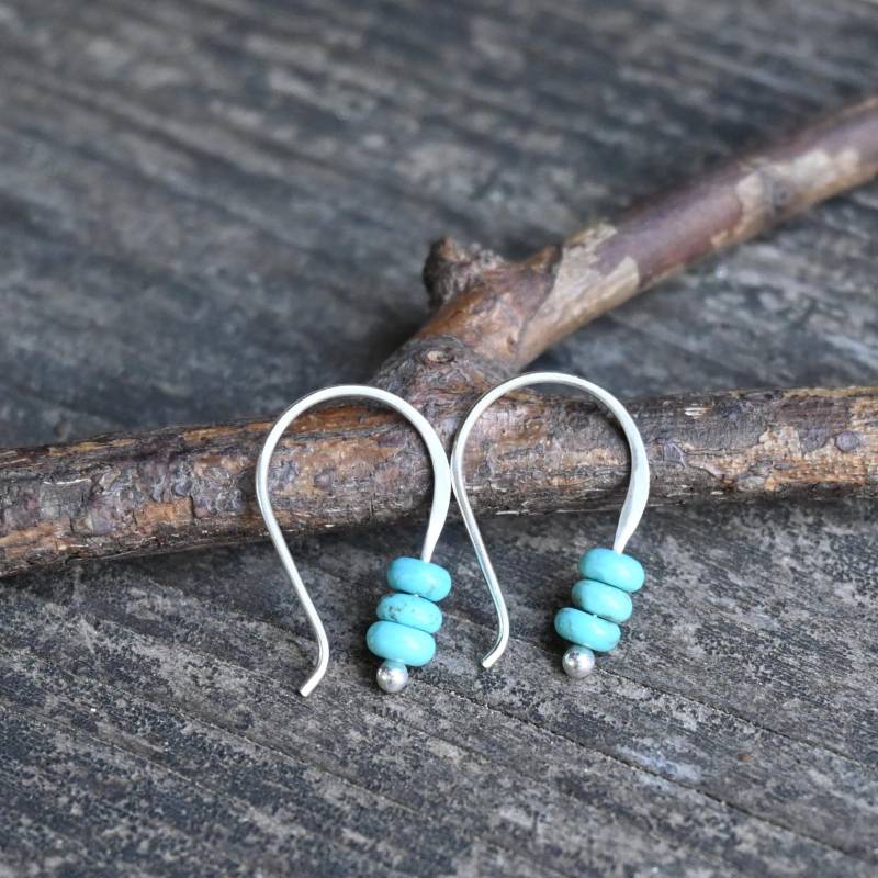 Winzige Blaue Türkis Magnesit Ohrringe Aus Sterling Silber von LisasLoveliesJewelry
