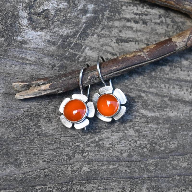 Orange Karneol Sterling Silber Blumen Ohrringe von LisasLoveliesJewelry