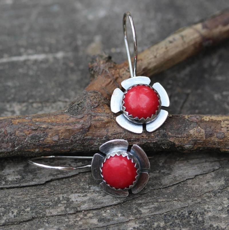 Rote Koralle Sterling Silber Blumen Ohrringe Handgemachte Schmuck von LisasLoveliesJewelry