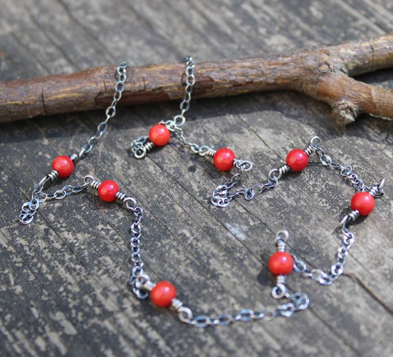 Rote Korallen Kette Oxidierte Sterling Silber Kabelkette, Boho Layering Halskette von LisasLoveliesJewelry