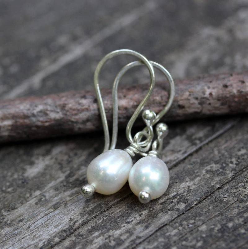 Süsswasserperlen Ohrhänger Sterling Silber, Kleine Weiße Perlen von LisasLoveliesJewelry