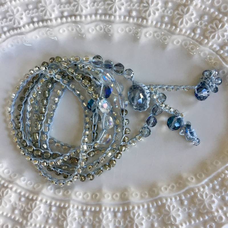 Der Blassste Blaue, Facettierte Irisierende Blaue Kristall, Klares Gold Und Silber Saatperlen Gehäkelt Boho Perlen Wickelarmband Oder Halskette Der Blassste Blaue, Facettierte Irisierende Blaue Kristall, Klares Gold Und Silber Saatperlen Gehäkelt Boho Perlen Wickelarmband Oder Halskette von LisasWishingWELL