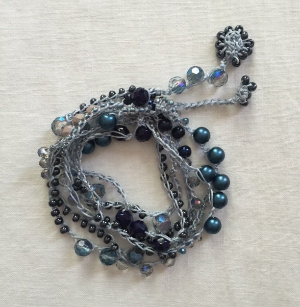 Marineblau, Facettierte Irisierende Blaue Kristalle, Azurblaue Glasperlen, Matte Lavendel Gehäkelte Boho Perlen Wickelarmband Oder Halskette, Lariat Marineblau, Facettierte Irisierende Blaue Kristalle, Azurblaue Glasperlen, Matte Lavendel Gehäkelte Boho Perlen Wickelarmband Oder Halskette, Lariat von LisasWishingWELL