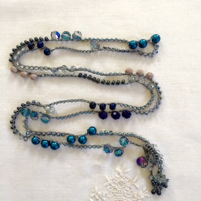 Marineblau, Facettierte Schillernde Blaue Kristalle, Azurblau Glasperlen, Matt Lavendel Gehäkelt Boho Perlen Wickeln Armband Oder Halskette, Lariat Marineblau, Facettierte Schillernde Blaue Kristalle, Azurblau Glasperlen, Matt Lavendel Gehäkelt Boho Perlen Wickeln Armband Oder Halskette, Lariat von LisasWishingWELL