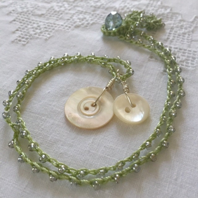 Mutter Der Perle Gehäkelt Perlen Halskette/Wrap Armband, Meer Glas Grüne Schnur, Schäbige Chic, Boho, Halskette, Brautjungfern Geschenk Mutter Der Perle Gehäkelt Perlen Halskette/Wrap Armband, Meer Glas Grüne Schnur, Schäbige Chic, Boho, Halskette, Brautjungfern Geschenk von LisasWishingWELL