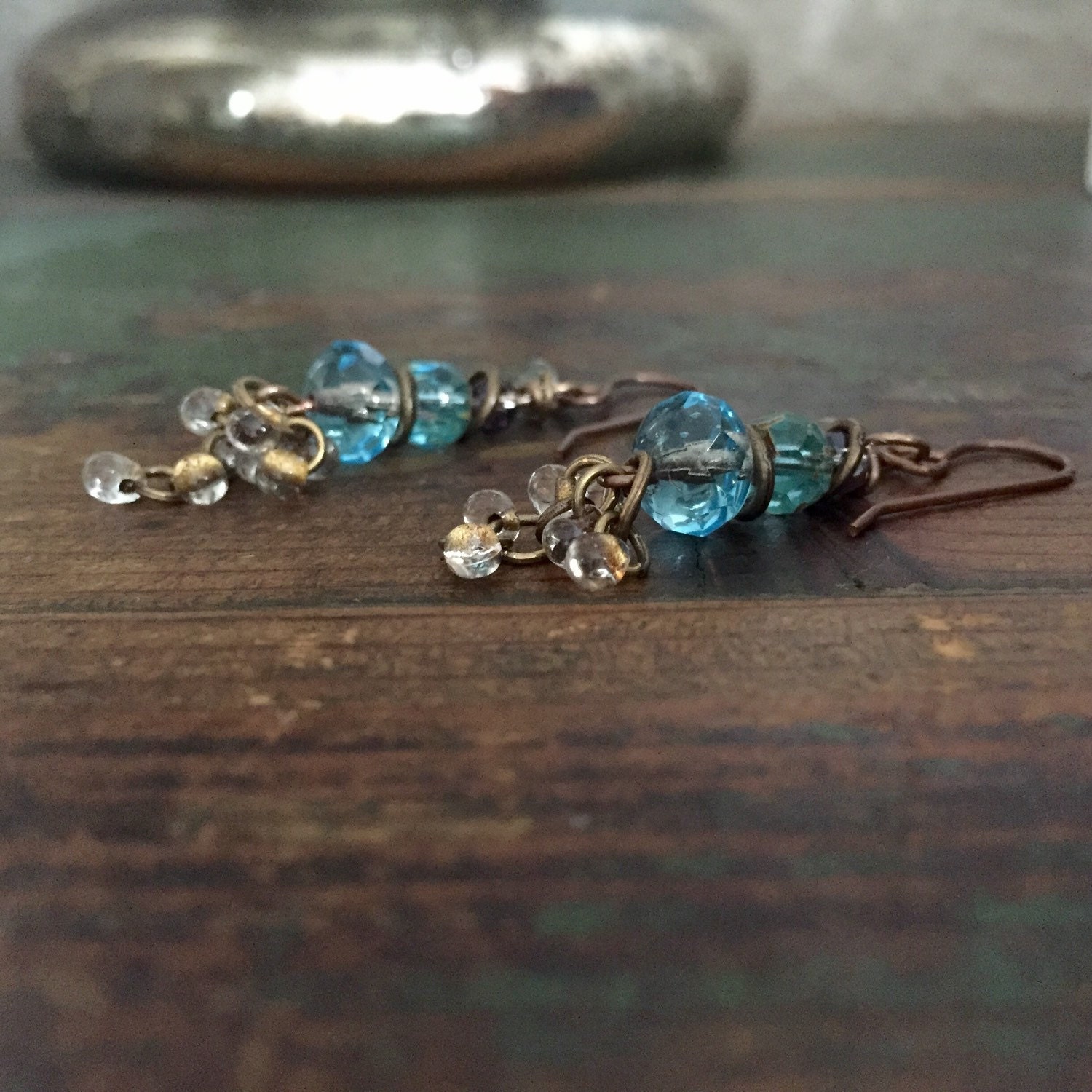 Vintage Inspirierte Ohrringe, Antik Bronze Tropfen Draht Gewickelt, Aqua Blaue Kristall Baumeln Kristall, Aqua Vintage Inspirierte Ohrringe, Antik Bronze Tropfen Draht Gewickelt, Aqua Blaue Kristall Baumeln Kristall, Aqua von LisasWishingWELL