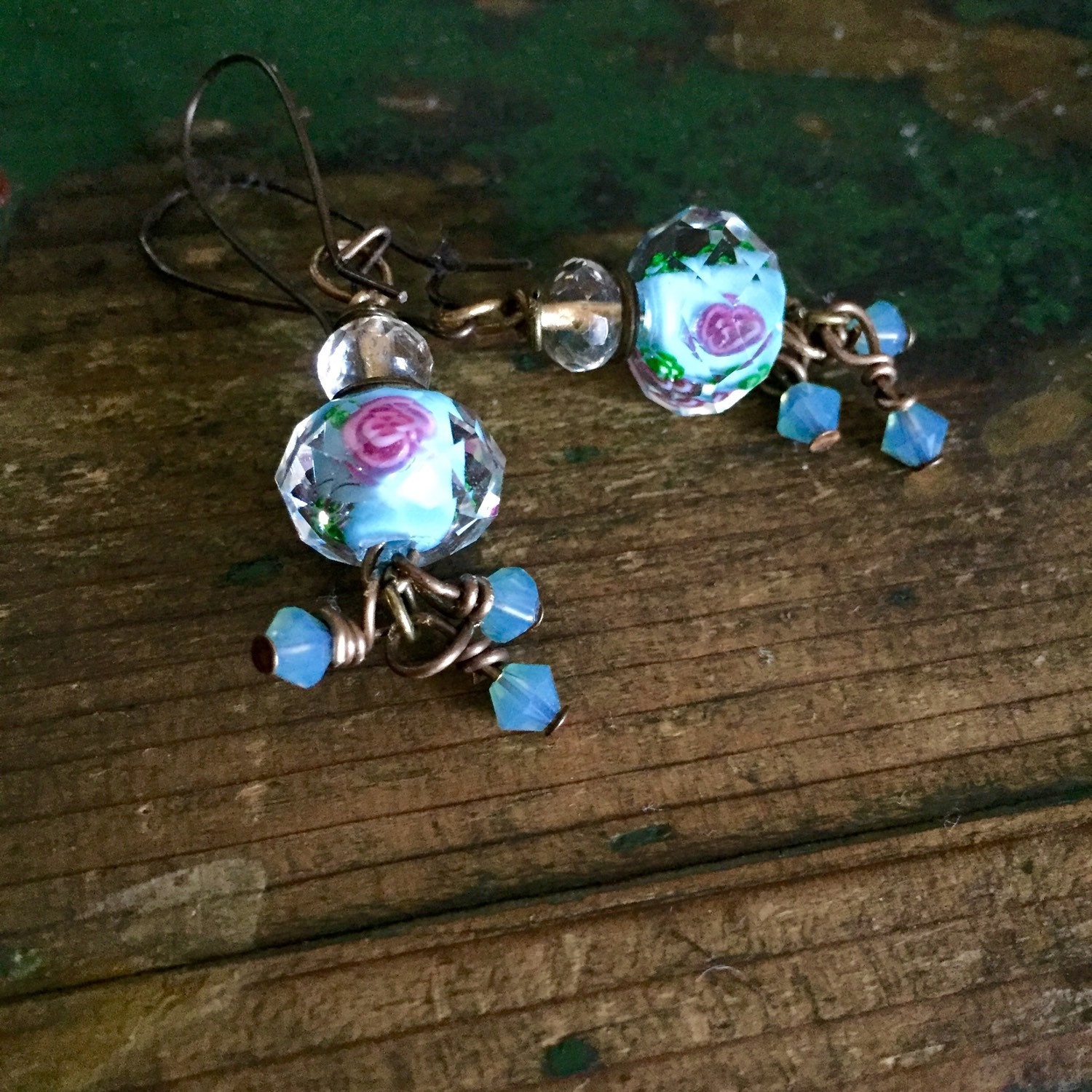 Vintage Inspirierte Ohrringe, Antik Bronze Tropfen Draht Gewickelt, Blaue Kristall Rosette Baumeln Vintage Inspirierte Ohrringe, Antik Bronze Tropfen Draht Gewickelt, Blaue Kristall Rosette Baumeln von LisasWishingWELL