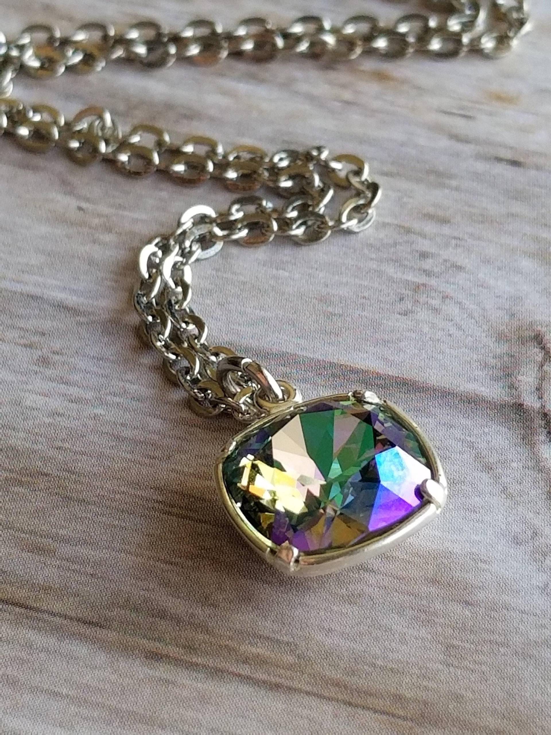 Solitäranhänger, Solitärschmuck, Paradiesglanz, Kissenschliff, Damengeschenke, Muttertagsgeschenk, Swarovski Anhänger, Zierlicher Kristall Solitäranhänger, Solitärschmuck, Paradiesglanz, Kissenschliff, Damengeschenke, Muttertagsgeschenk, Swarovski Anhänger, Zierlicher Kristall von Lisaslittleluxuries