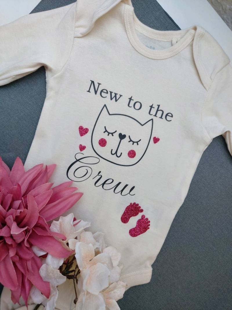 Babystrampler "New To The Crew" Für Mädchen Und Jungen in Verschiedenen Größen Farben Babystrampler "New To The Crew" Für Mädchen Und Jungen in Verschiedenen Größen Farben von Lisavonlumali