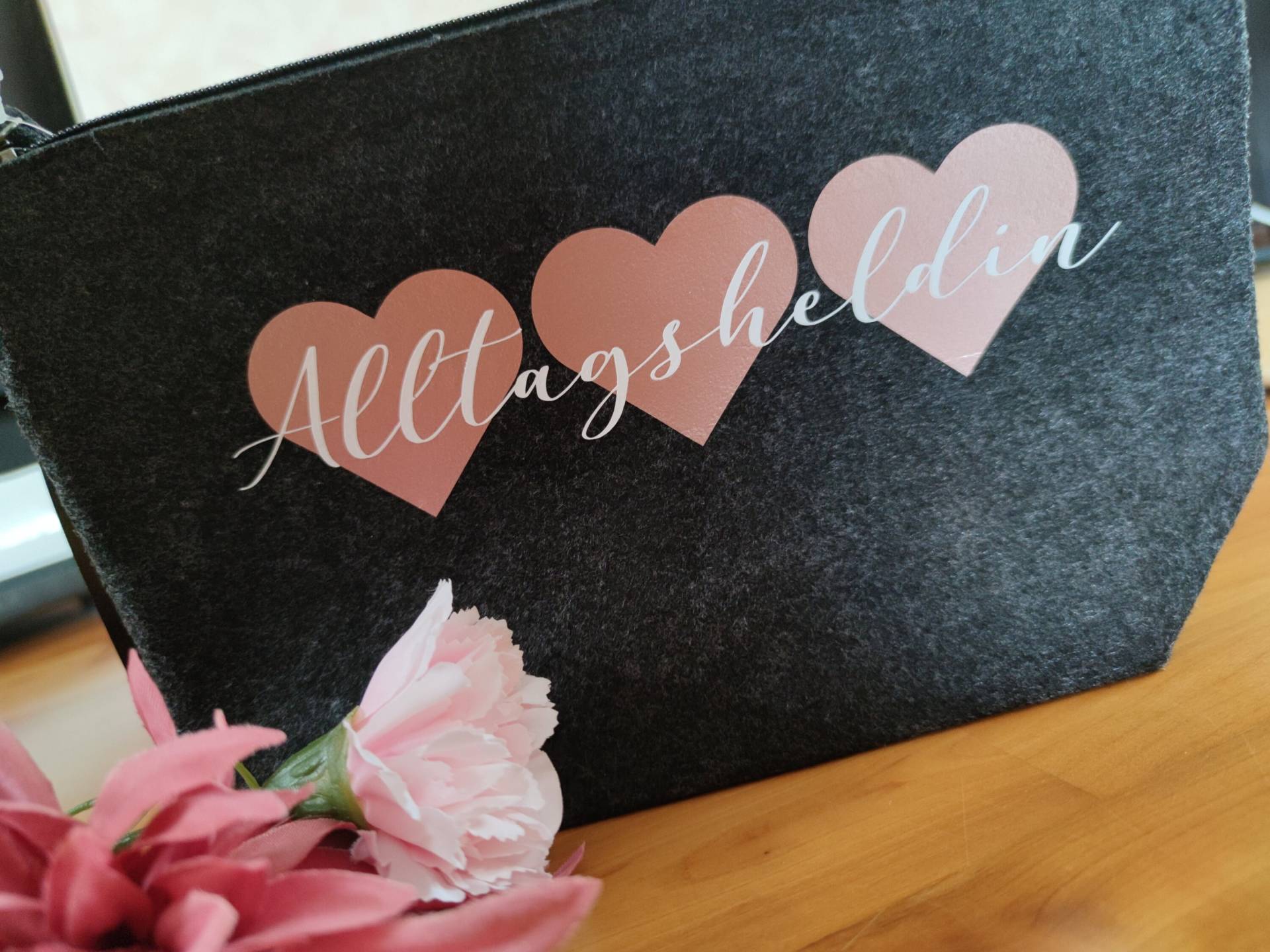 Filz Kulturtasche | Kosmetiktäschchen Alltagsheldin Tolles Geschenk Geschenkidee Filz Kulturtasche | Kosmetiktäschchen Alltagsheldin Tolles Geschenk Geschenkidee von Lisavonlumali