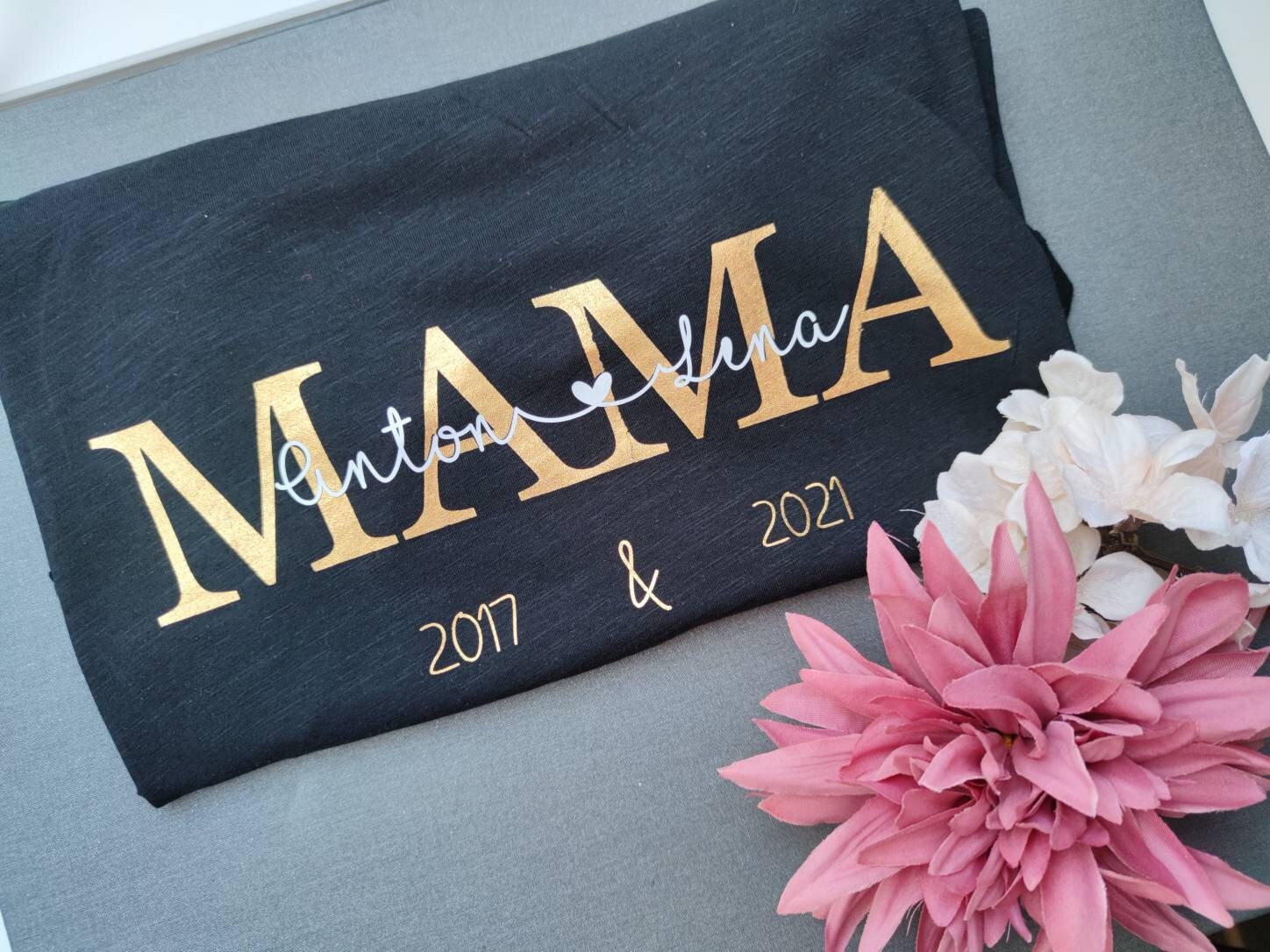 Personalisiertes Mama-Shirt | Damenshirt Mama + Kindername Und Jahreszahlen Verschiedene Größen Geschenkidee Personalisiertes Mama-Shirt | Damenshirt Mama + Kindername Und Jahreszahlen Verschiedene Größen Geschenkidee von Lisavonlumali