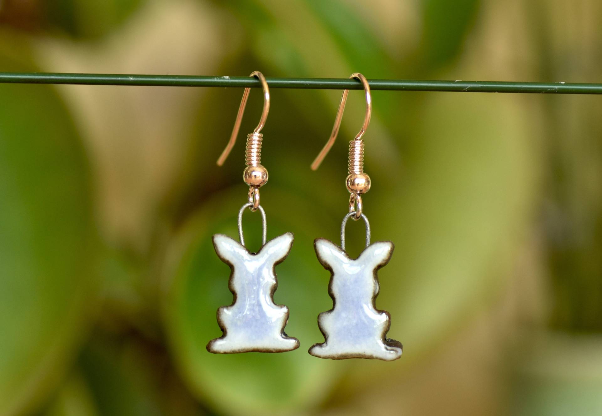 Keramik-Ohrringe Kleine Häschen, Hase, Lila, Ohrringe, Silber, Keramikschmuck, Ohrhänger, Schwarzer Ton, Handgefertigt, Kaninchen Keramik-Ohrringe Kleine Häschen, Hase, Lila, Ohrringe, Silber, Keramikschmuck, Ohrhänger, Schwarzer Ton, Handgefertigt, Kaninchen von LiselottiDesign