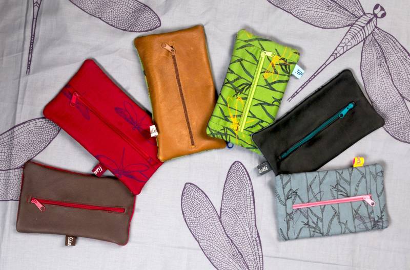 Täschchen, Kosmetikbeutel, Handtaschentasche, Zweiseitig, Echtleder, Baumwolle Handbedruckt, Libellendesign, Siebdruck, Reißverschlüsse Täschchen, Kosmetikbeutel, Handtaschentasche, Zweiseitig, Echtleder, Baumwolle Handbedruckt, Libellendesign, Siebdruck, Reißverschlüsse von LiselottiDesign