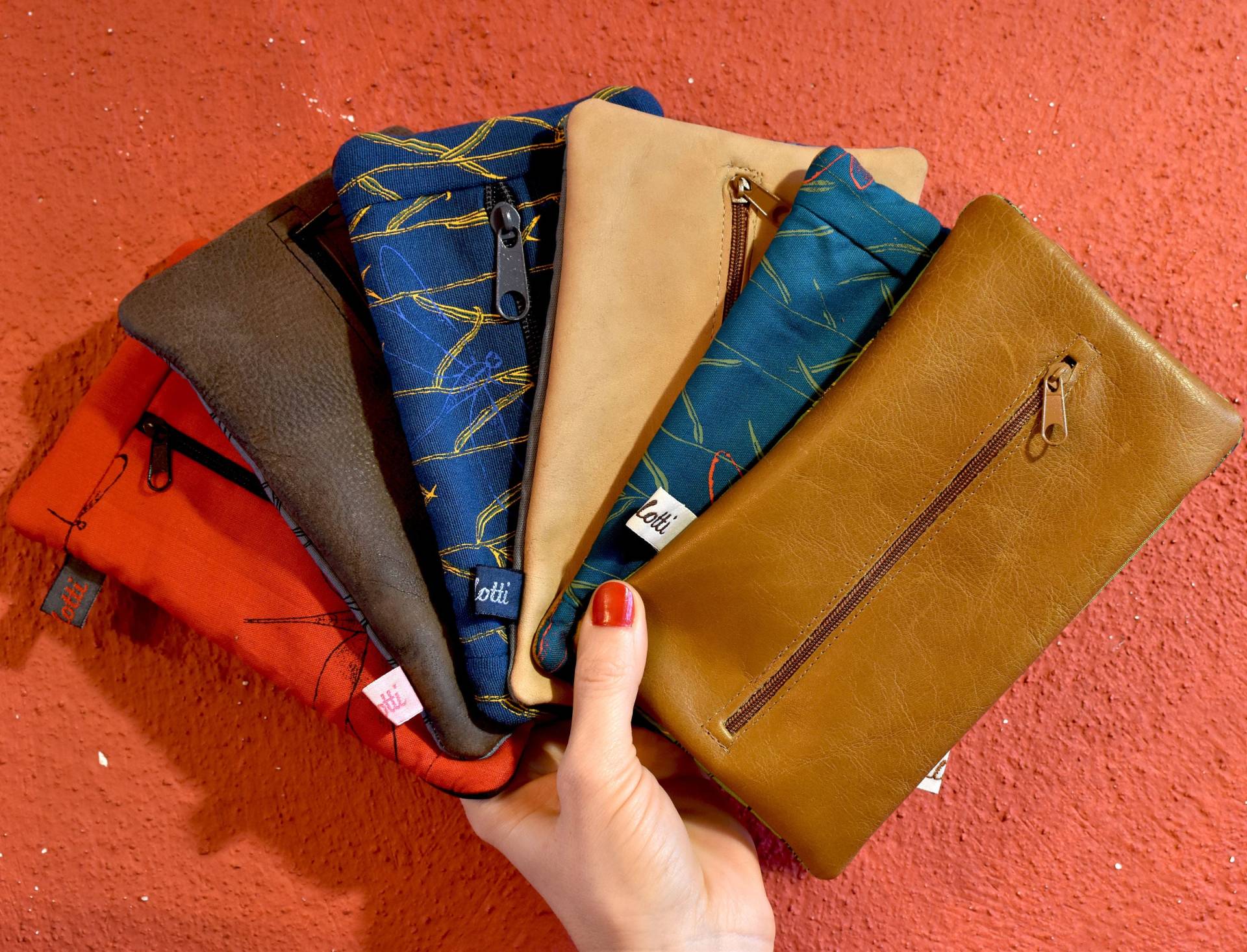 Täschchen, Kosmetikbeutel, Handtaschentasche, Zweiseitig, Echtleder Braun, Baumwolle Handbedruckt, Libellendesign, Siebdruck, Reißverschluss Täschchen, Kosmetikbeutel, Handtaschentasche, Zweiseitig, Echtleder Braun, Baumwolle Handbedruckt, Libellendesign, Siebdruck, Reißverschluss von LiselottiDesign