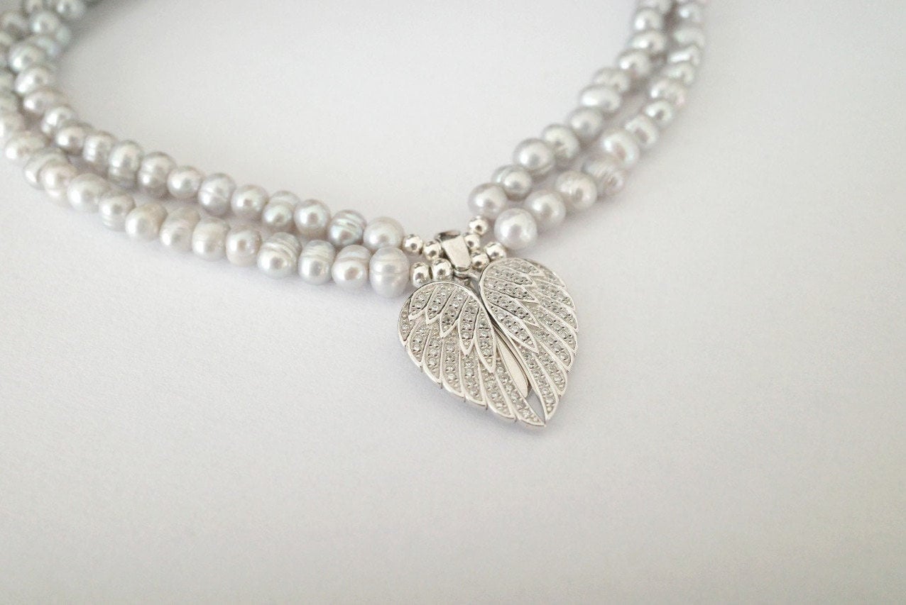Herz Flügel 925 Sterling Silber Anhänger Mit 2 Überlagerte Grau Perlen Halsketten Herz Flügel 925 Sterling Silber Anhänger Mit 2 Überlagerte Grau Perlen Halsketten von LishcaBoutique