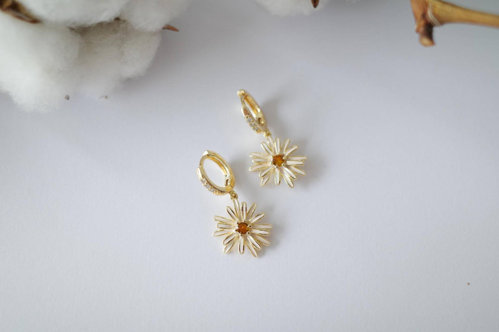 Natur Inspiriert Zarte Gänseblümchen-Ohrringe Natur Inspiriert Zarte Gänseblümchen-Ohrringe von LishcaBoutique
