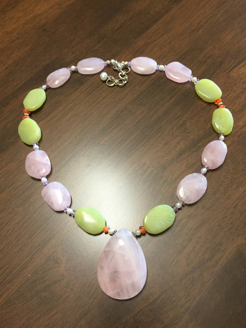 Vintage One-Of-A-Kind Multi-Edelstein Perlen Anhänger Halskette, Rosenquarz, Olive Jade, Handwerker Schmuck von LisiannaVintageBeads
