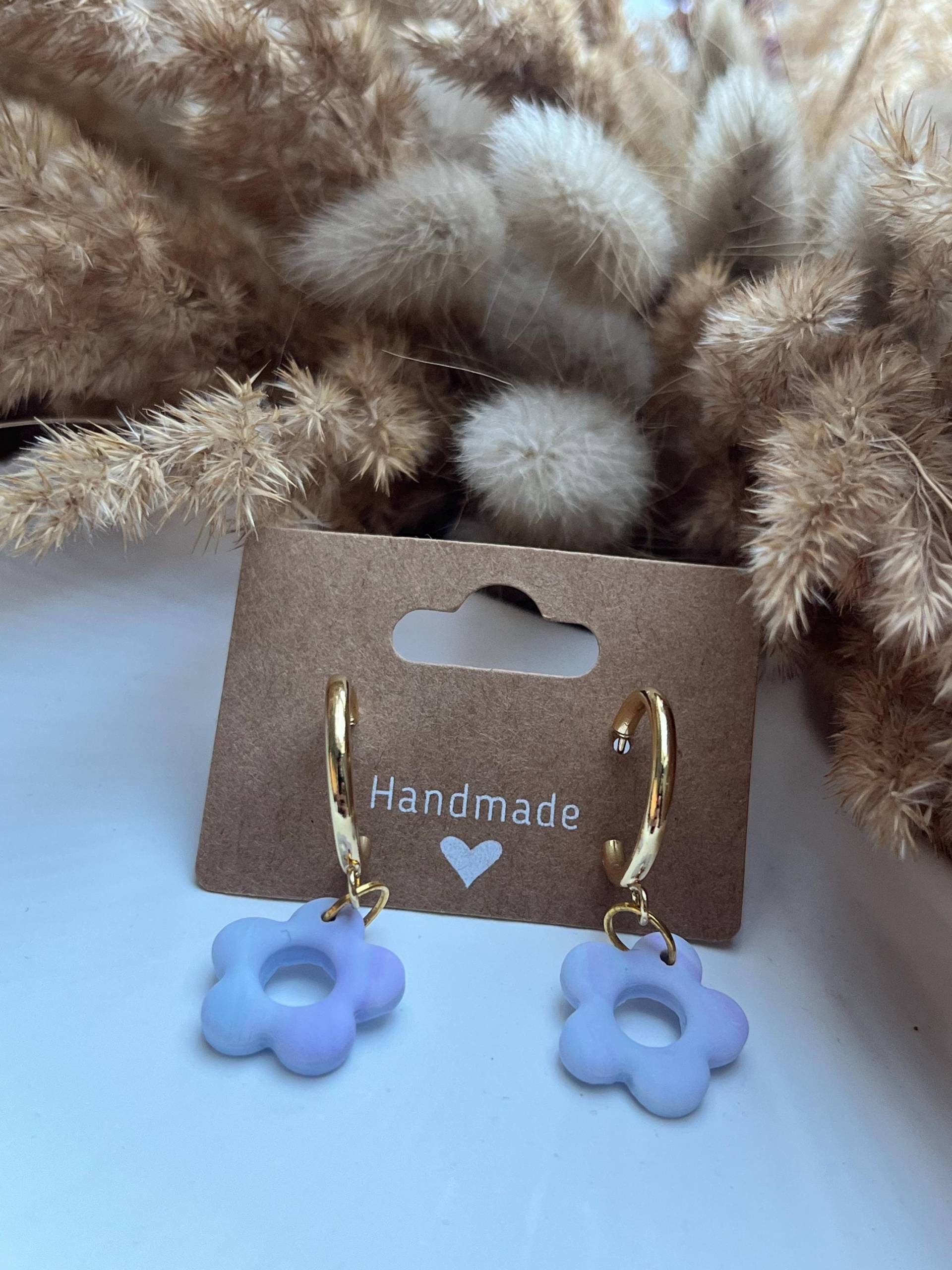 Handgefertigte Goldene Creolen Mit Blumenförmigen Anhängern in Sanftem Lila-Blau - Stilvoller Schmuck Für Jeden Anlass Handgefertigte Goldene Creolen Mit Blumenförmigen Anhängern in Sanftem Lila-Blau - Stilvoller Schmuck Für Jeden Anlass von LissisLaden