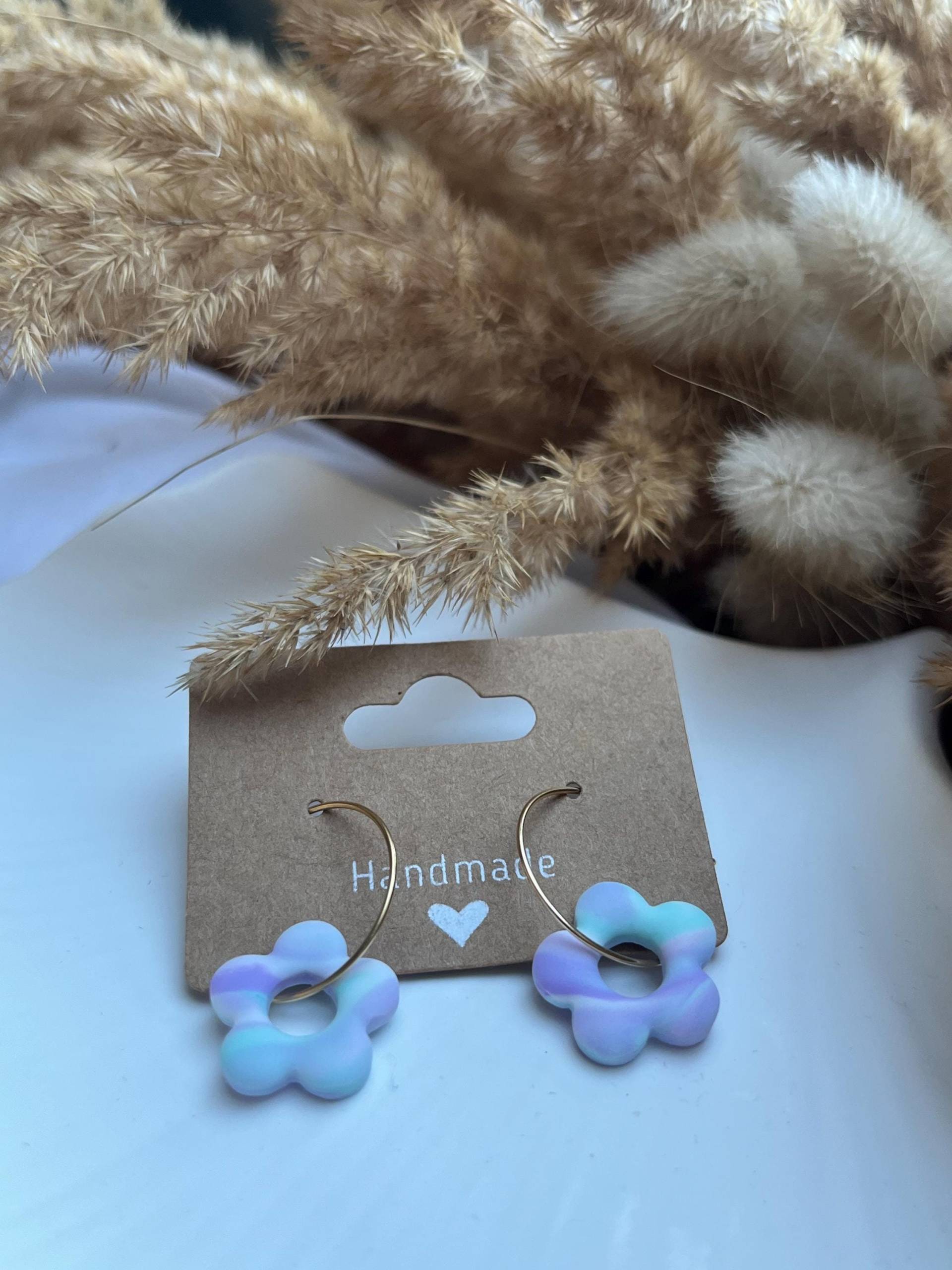 Handgefertigte Kreolen Blumenanhänger in Zarten Blau-Lila-Pastelltönen Aus Polymer-Ton Mit Goldfarbenen Haken, Feminin Und Verspielt Handgefertigte Kreolen Blumenanhänger in Zarten Blau-Lila-Pastelltönen Aus Polymer-Ton Mit Goldfarbenen Haken, Feminin Und Verspielt von LissisLaden