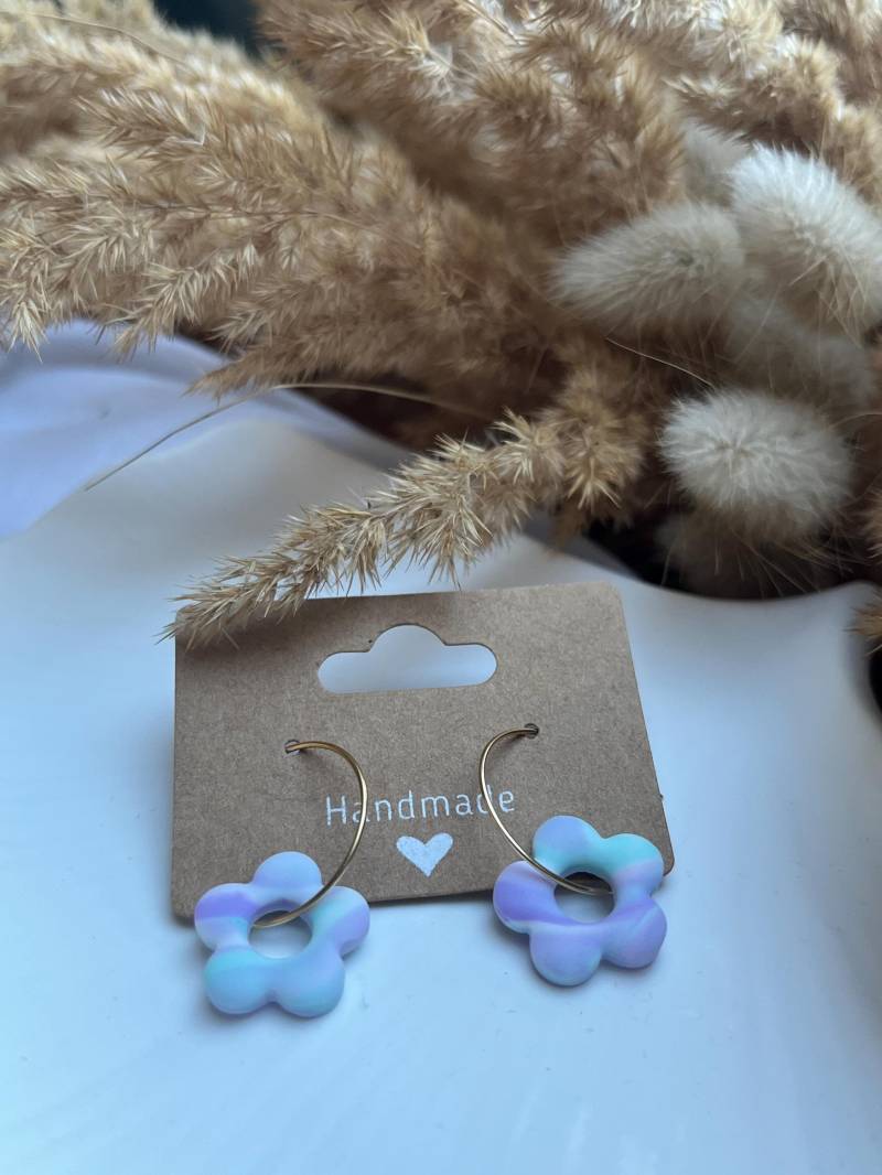 Handgefertigte Kreolen Blumenanhänger in Zarten Blau-Lila-Pastelltönen Aus Polymer-Ton Mit Goldfarbenen Haken, Feminin Und Verspielt Handgefertigte Kreolen Blumenanhänger in Zarten Blau-Lila-Pastelltönen Aus Polymer-Ton Mit Goldfarbenen Haken, Feminin Und Verspielt von LissisLaden