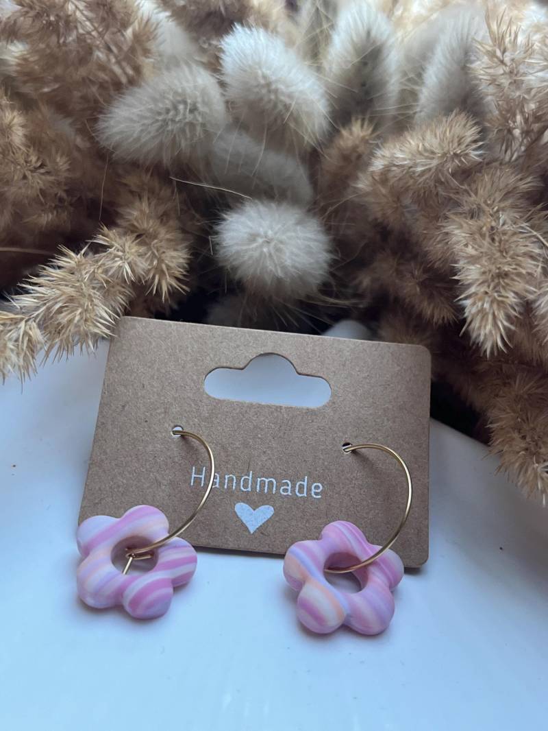 Handgemachte Creolen-Ohrringe Mit Blumenanhänger in Pastellfarben, Stilvoller Schmuck Aus Leichtem Polymer-Ton, Perfekt Für Jeden Anlass Handgemachte Creolen-Ohrringe Mit Blumenanhänger in Pastellfarben, Stilvoller Schmuck Aus Leichtem Polymer-Ton, Perfekt Für Jeden Anlass von LissisLaden