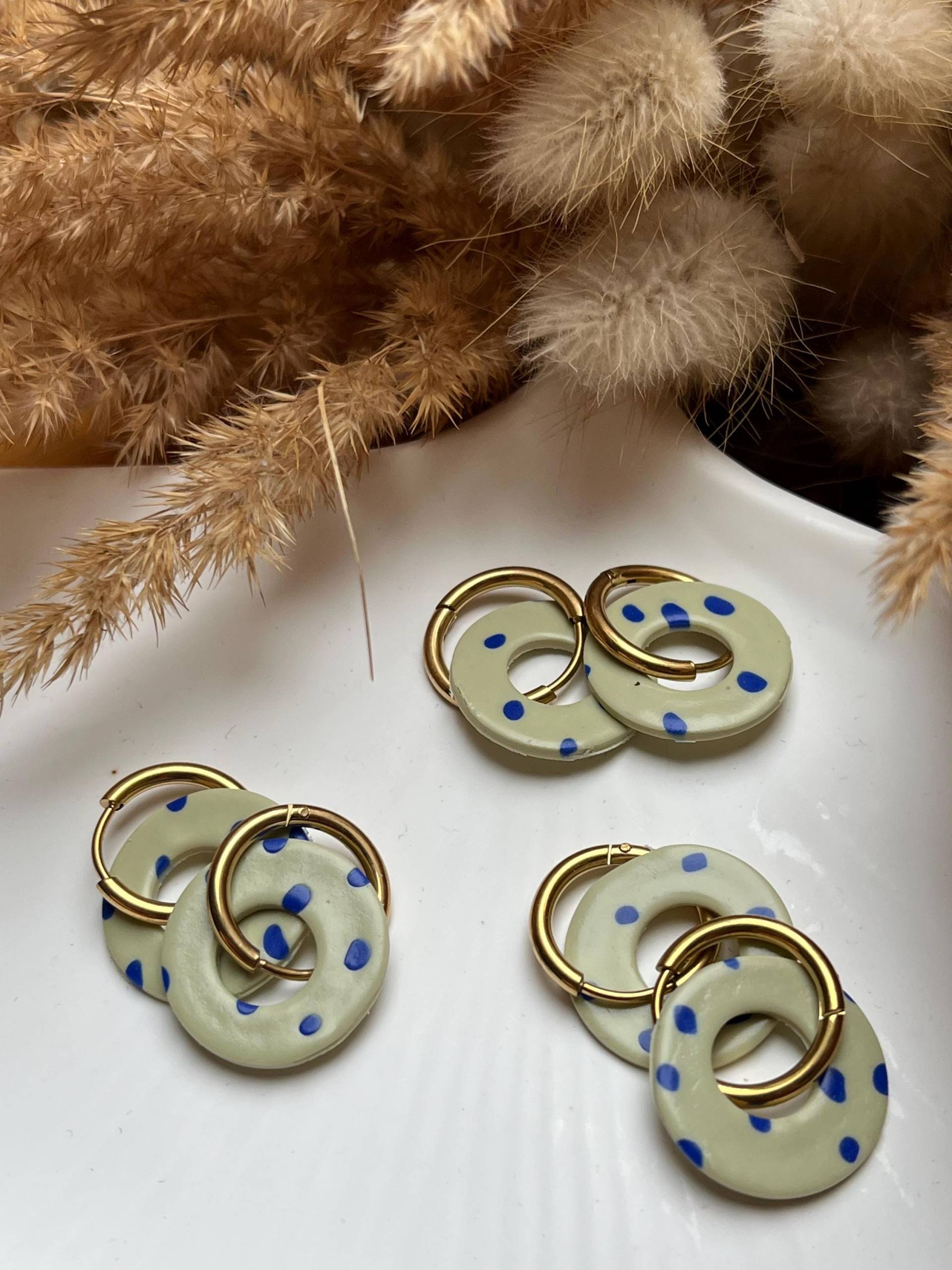 Handgemachte Grüne Ohrringe Mit Blauen Punkten Und Goldenen Ringen - Einzigartiger Schmuck Im Modernen Boho-stil Handgemachte Grüne Ohrringe Mit Blauen Punkten Und Goldenen Ringen - Einzigartiger Schmuck Im Modernen Boho-stil von LissisLaden