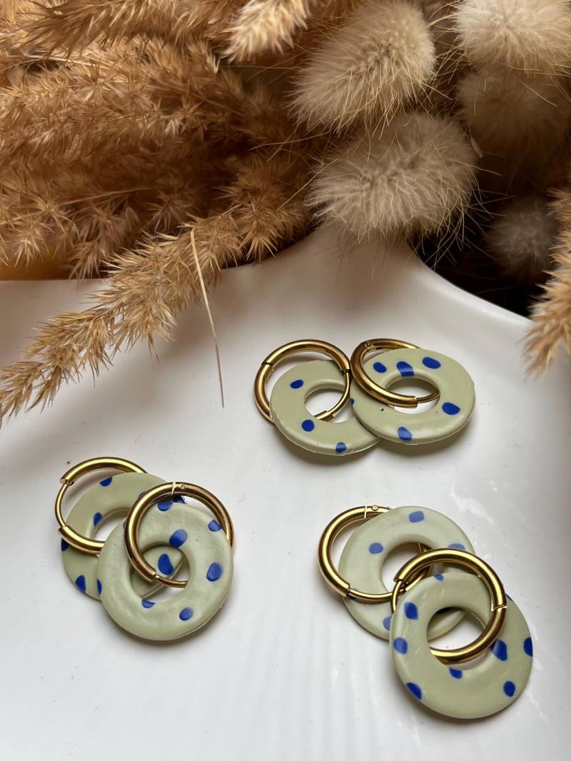 Handgemachte Grüne Ohrringe Mit Blauen Punkten Und Goldenen Ringen - Einzigartiger Schmuck Im Modernen Boho-stil Handgemachte Grüne Ohrringe Mit Blauen Punkten Und Goldenen Ringen - Einzigartiger Schmuck Im Modernen Boho-stil von LissisLaden