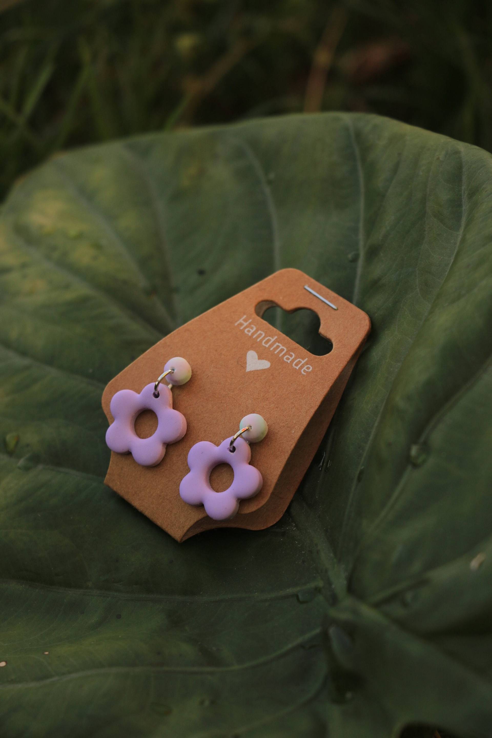 Kleine Blumen Hängeohrringe Lila Gold | Leicht, Minimalistisch Ohrringe Polymer Clay Schmuck Handgefertigt Edelstahl Alltag Kleine Blumen Hängeohrringe Lila Gold | Leicht, Minimalistisch Ohrringe Polymer Clay Schmuck Handgefertigt Edelstahl Alltag von LissisLaden