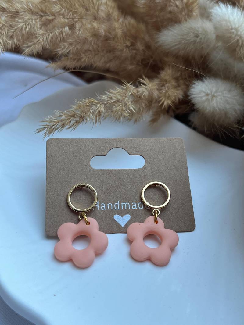 Zarte Blumen-Ohrringe in Pfirsichrosa Mit Goldenen Creolen - Handgefertigtes Accessoire Für Einen Stilvollen Und Femininen Look Zarte Blumen-Ohrringe in Pfirsichrosa Mit Goldenen Creolen - Handgefertigtes Accessoire Für Einen Stilvollen Und Femininen Look von LissisLaden
