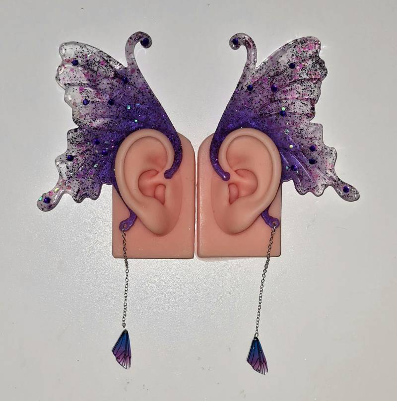 1 Paar Schmetterlings Feen Ohren Manschetten Aus Resin "Azura" Mit Glitzer Elementen Und Kleinen Flügeln, Handgefertigt 1 Paar Schmetterlings Feen Ohren Manschetten Aus Resin "Azura" Mit Glitzer Elementen Und Kleinen Flügeln, Handgefertigt von LissysFantasy