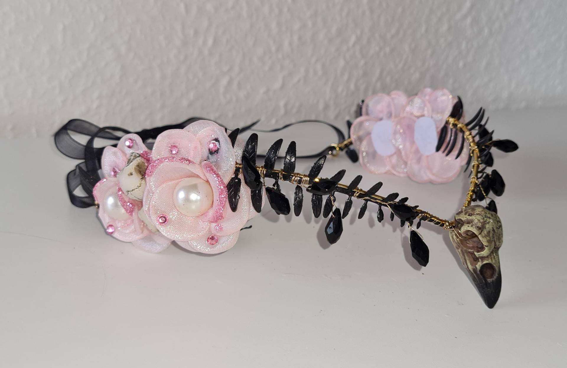 Dark Diadem | Tiara "Persephone", Goldenes Metall, 3 Verschiedene Farben, Mit Stoffblumen, Rabenschädel Und Kleinen Totenköpfen, Handgemacht Dark Diadem | Tiara "Persephone", Goldenes Metall, 3 Verschiedene Farben, Mit Stoffblumen, Rabenschädel Und Kleinen Totenköpfen, Handgemacht von LissysFantasy