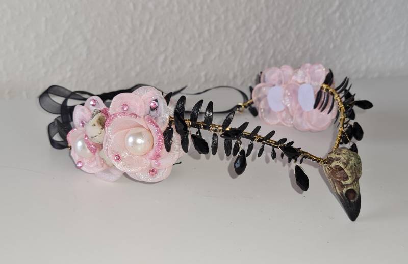 Dark Diadem | Tiara "Persephone", Goldenes Metall, 3 Verschiedene Farben, Mit Stoffblumen, Rabenschädel Und Kleinen Totenköpfen, Handgemacht Dark Diadem | Tiara "Persephone", Goldenes Metall, 3 Verschiedene Farben, Mit Stoffblumen, Rabenschädel Und Kleinen Totenköpfen, Handgemacht von LissysFantasy