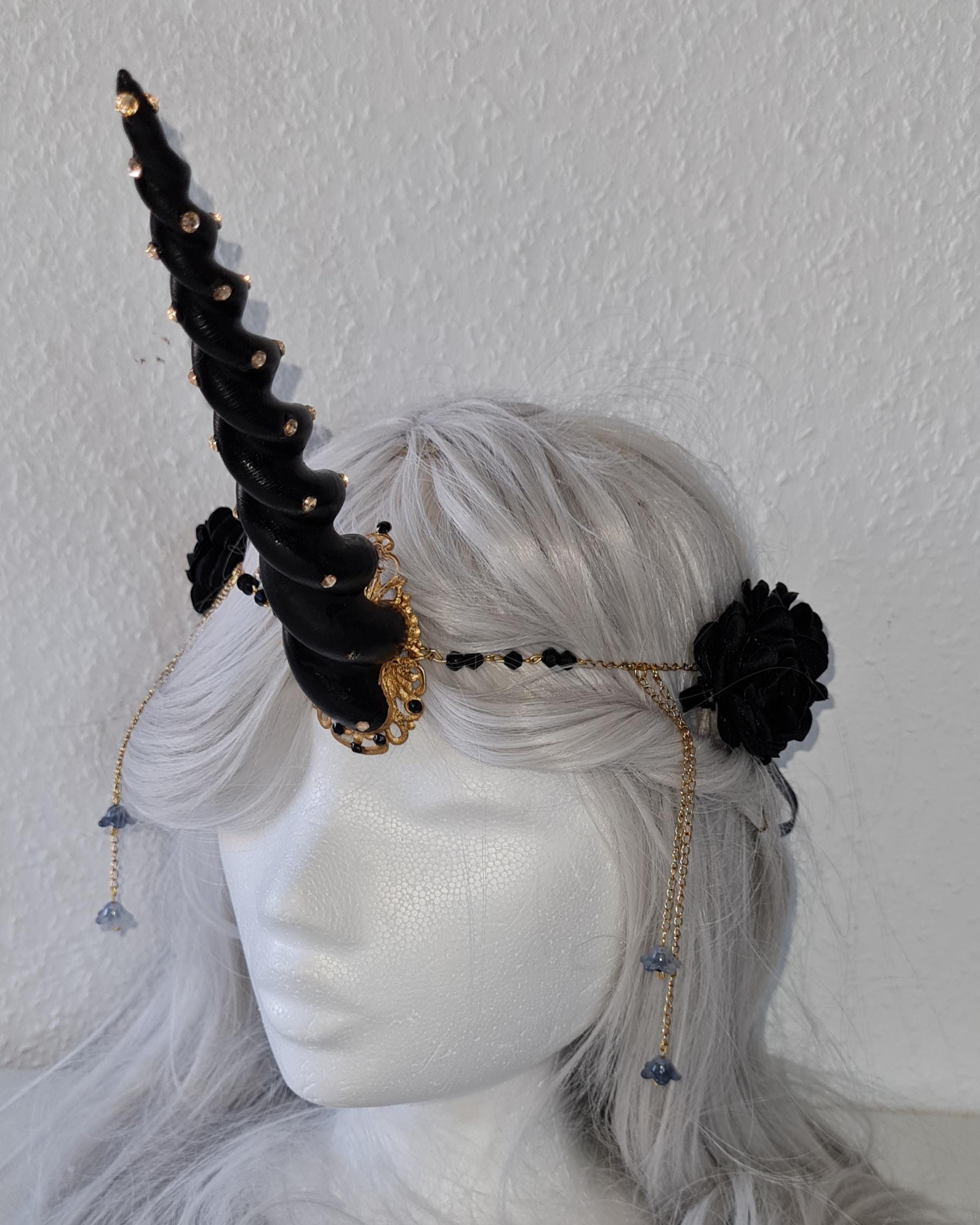 Einhorn Kopfschmuck "Unicorn", Hörner Weiß Oder Schwarz, Mit Stoffblumen Und Ketten, Handgemacht Einhorn Kopfschmuck "Unicorn", Hörner Weiß Oder Schwarz, Mit Stoffblumen Und Ketten, Handgemacht von LissysFantasy