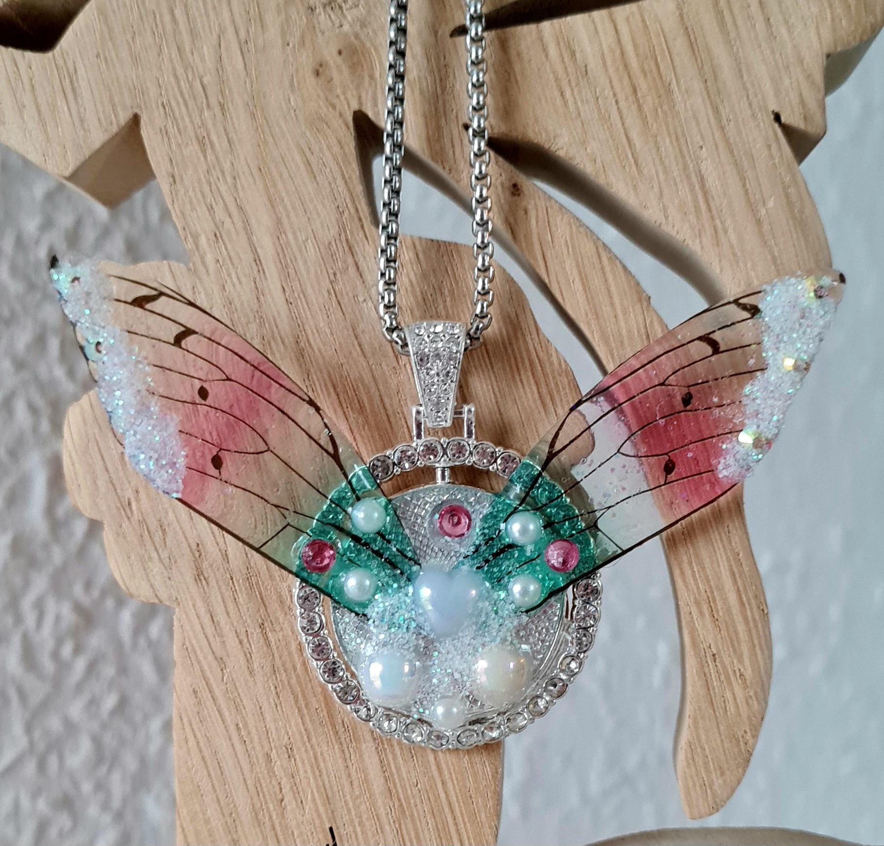 Fee Amulett "Evolet" Aus Resin Mit Feen Flügelchen, Glitzer Und Perlen, Handgefertigt Fee Amulett "Evolet" Aus Resin Mit Feen Flügelchen, Glitzer Und Perlen, Handgefertigt von LissysFantasy