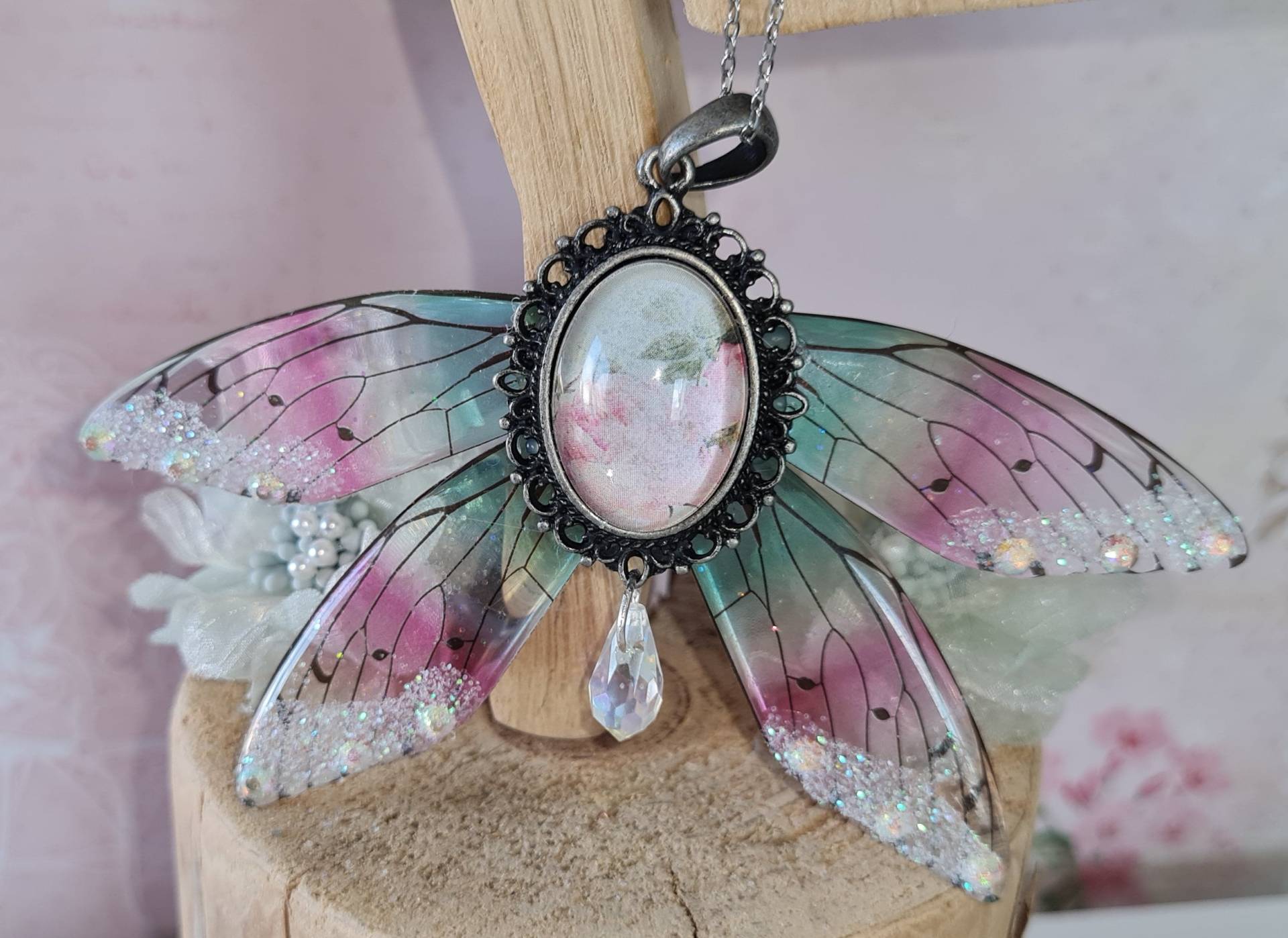 Fee Anhänger "Fatua", + Halskette, Vintage Medallion, 4 Feen Flügel, Handgefertigt Fee Anhänger "Fatua", + Halskette, Vintage Medallion, 4 Feen Flügel, Handgefertigt von LissysFantasy