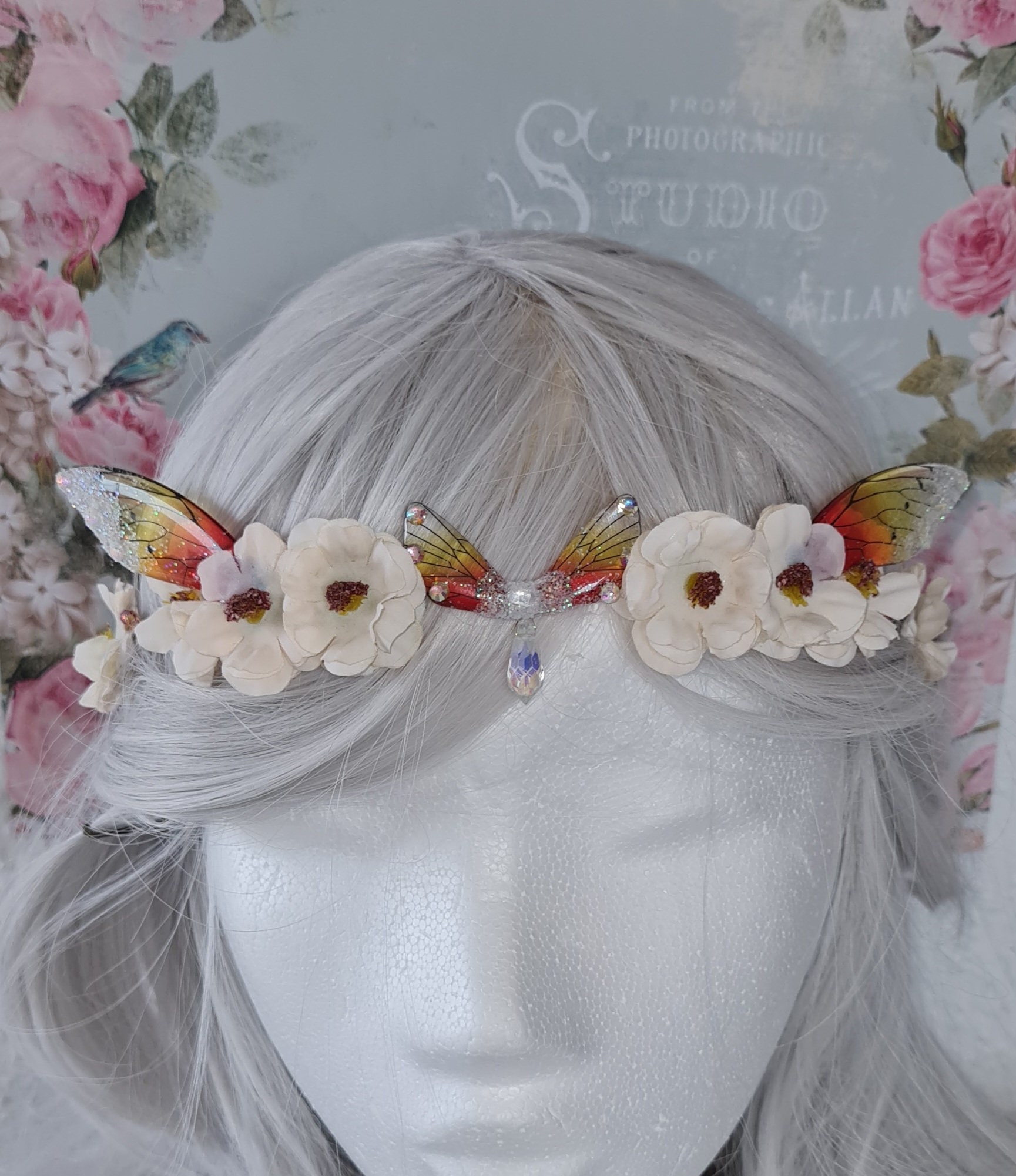 Feen Krönchen "Fairytopia", Mit Flügeln Unmd Stoffblumen, Verschiendene Farben Zur Auswahl, Handgefertigt Feen Krönchen "Fairytopia", Mit Flügeln Unmd Stoffblumen, Verschiendene Farben Zur Auswahl, Handgefertigt von LissysFantasy