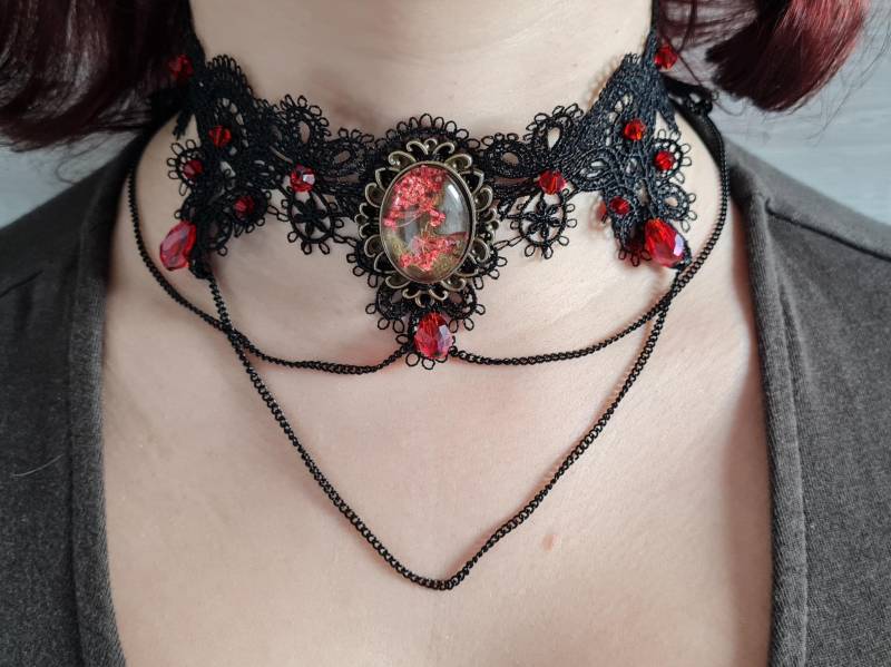 Schwarzes Spitzen Halsband Gothic "Gothica" Mit Amulett, Getrocknete Blüten Und Perlen, Handgefertigt von LissysFantasy