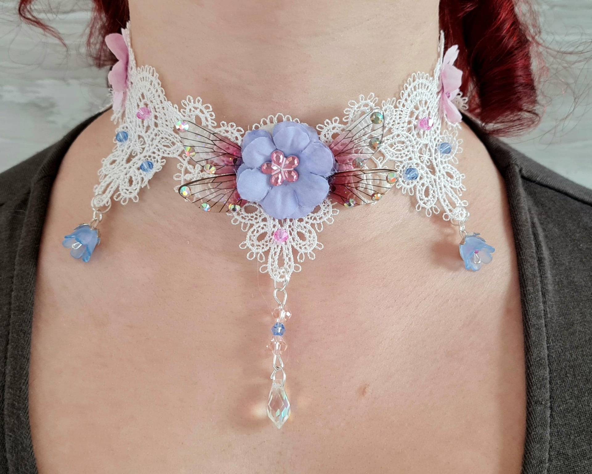 Spitzen Halsband Fee "Bloomy" Mit Kleinen Resin Flügeln, Glasperlen Und Stoff Blumen , Handgefertigt Spitzen Halsband Fee "Bloomy" Mit Kleinen Resin Flügeln, Glasperlen Und Stoff Blumen , Handgefertigt von LissysFantasy