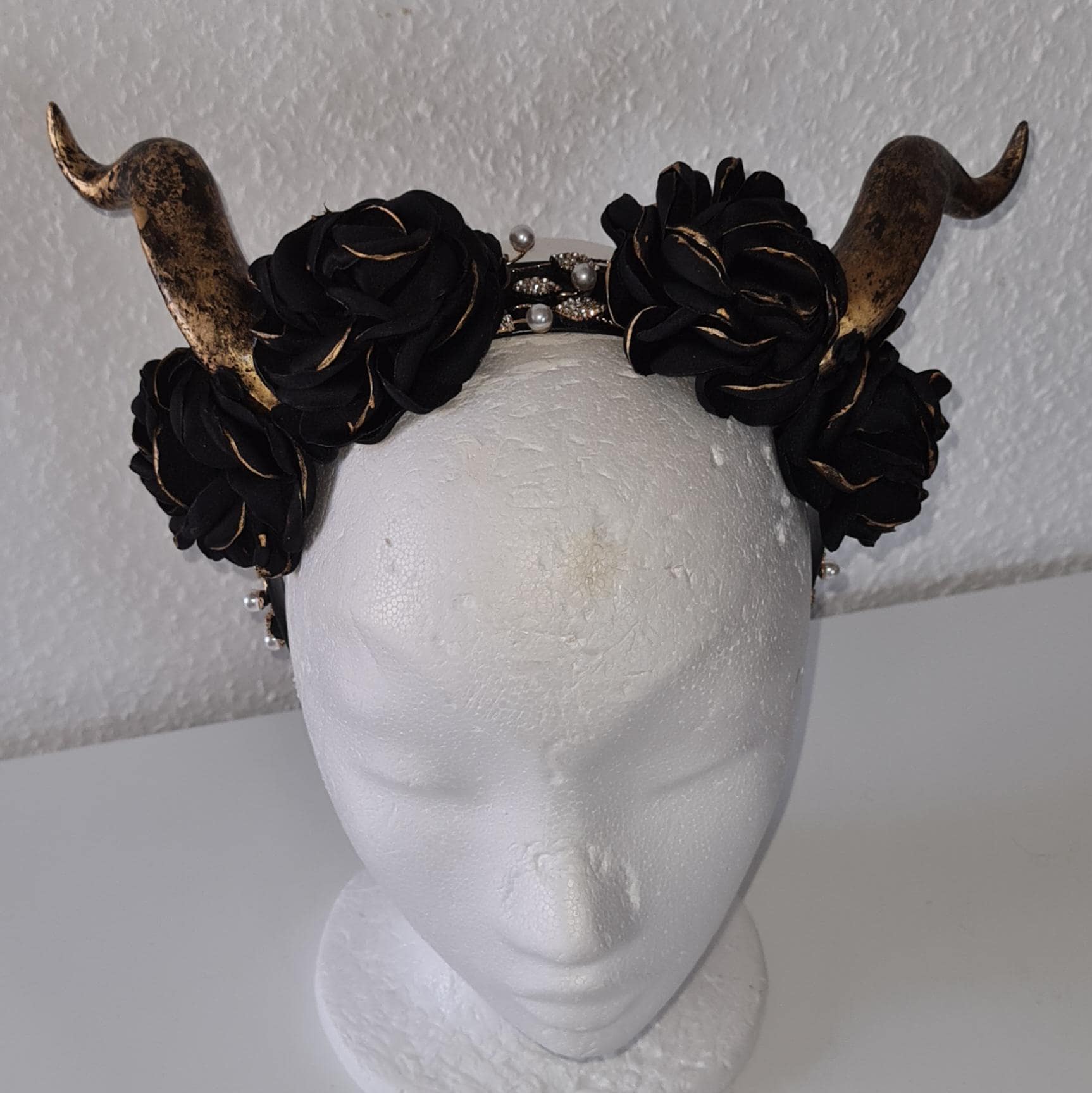 Teufelshörner Mit Handbemalten Hörnern, Schwarzen Satinrosen Und Glitzer Steinen , Handgemacht Teufelshörner Mit Handbemalten Hörnern, Schwarzen Satinrosen Und Glitzer Steinen , Handgemacht von LissysFantasy