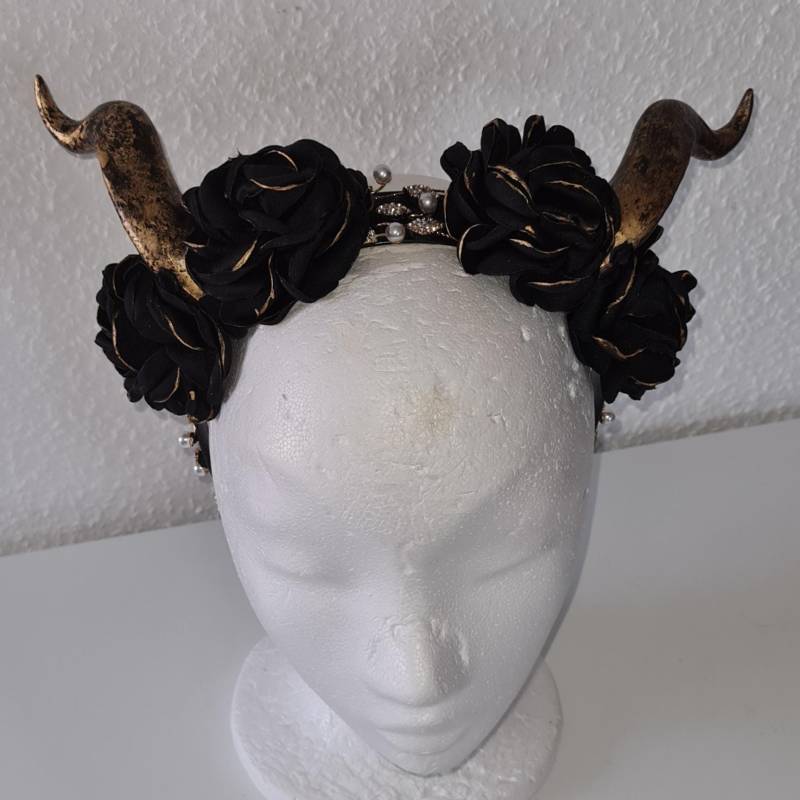 Teufelshörner Mit Handbemalten Hörnern, Schwarzen Satinrosen Und Glitzer Steinen , Handgemacht Teufelshörner Mit Handbemalten Hörnern, Schwarzen Satinrosen Und Glitzer Steinen , Handgemacht von LissysFantasy