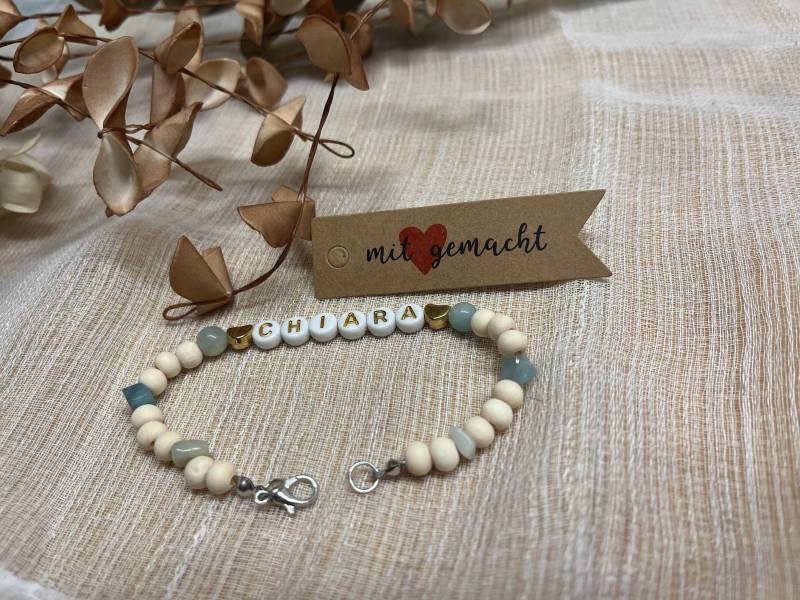 Handgefertigtes Holzperlen Armband Mit Individuellen Initialen Zarten Steinchen Personalisierter Schmuck von LissysSchmuckdesign