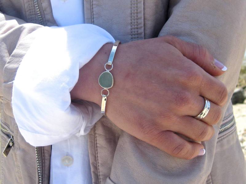 Sea Glass Scharnier Armreif | Seeglas Schmuck Armband Strand-Glas-Armband von LitaSeaGlassJewelry