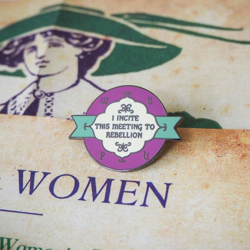 Rebellion Emaille Pin - Votes For Women Kollektion Feminismus Anstecknadeln Girlpower Suffragetten Bücherliebling von LiteraryEmporium