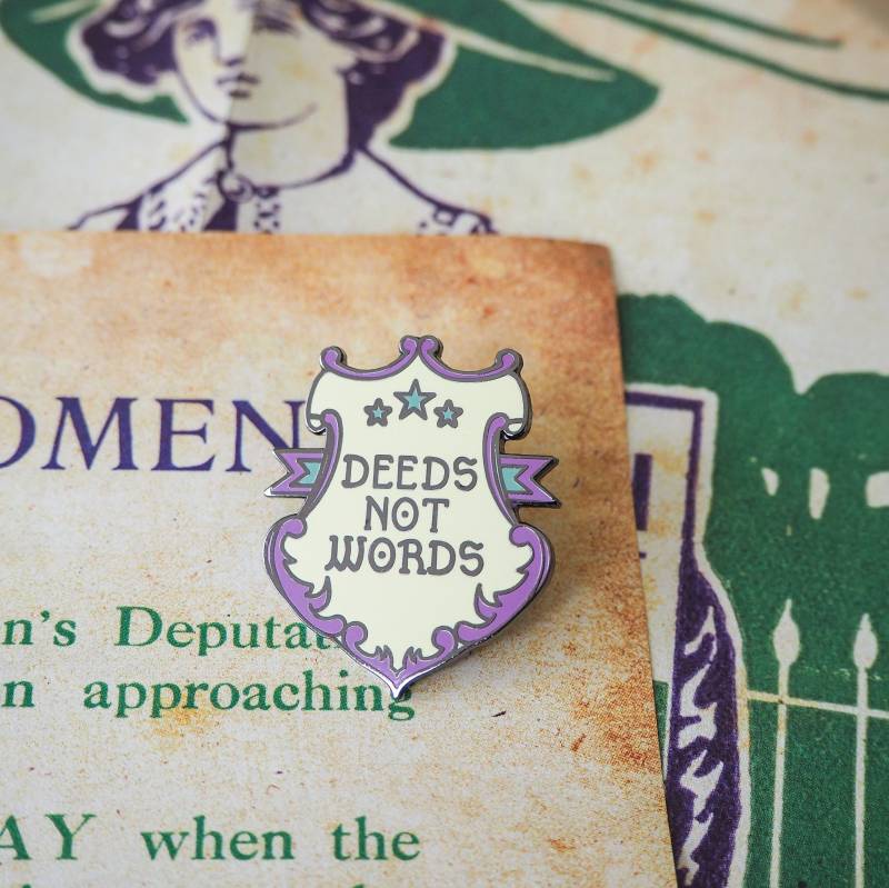 Taten Nicht Worte Emaille Pin - Votes For Women Kollektion Feminismus Anstecknadeln Girlpower Suffragetten von LiteraryEmporium