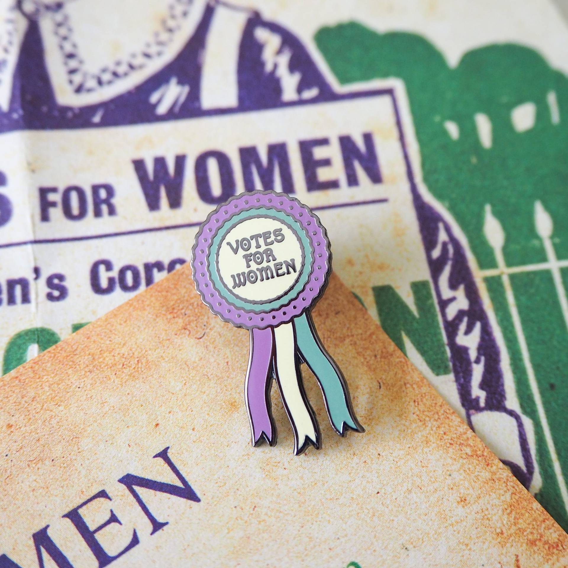 Votes For Women Emaille Pin - Kollektion Feminismus Anstecknadel Girlpower Suffragettes von LiteraryEmporium